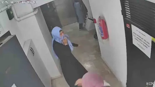 Kapıyı tıklatıp eve giren soyguncu kadınlar, kamerayı görünce panikledi