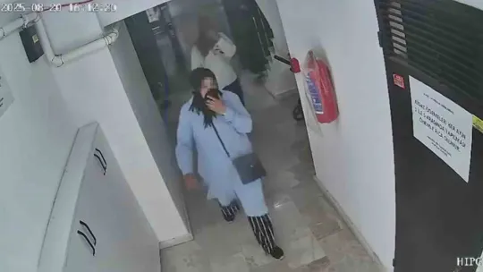 Kapıyı tıklatıp eve giren soyguncu kadınlar, kamerayı görünce panikledi