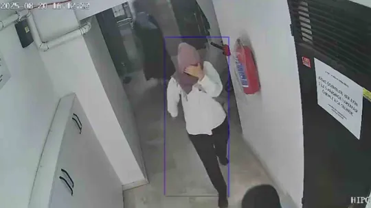 Kapıyı tıklatıp eve giren soyguncu kadınlar, kamerayı görünce panikledi