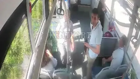 Kaplumbağanın ezilmemesi için araçları durdurdu