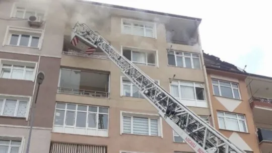 Karamürsel'de 5 katlı binada yangın paniği!