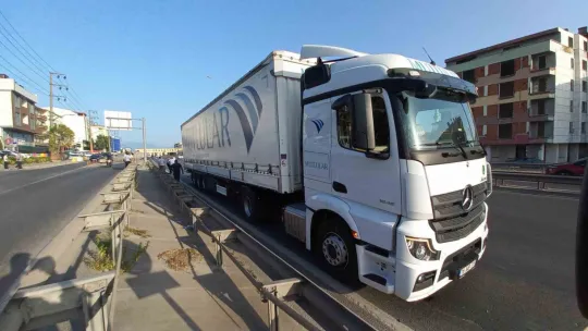 Kararsız kalan motosiklet tıra çarptı