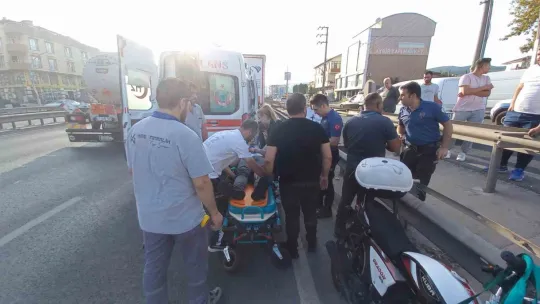 Kararsız kalan motosiklet tıra çarptı