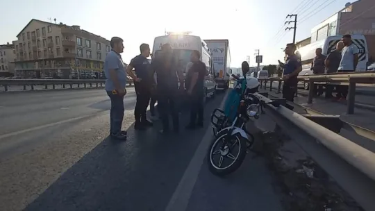 Kararsız kalan motosiklet tıra çarptı