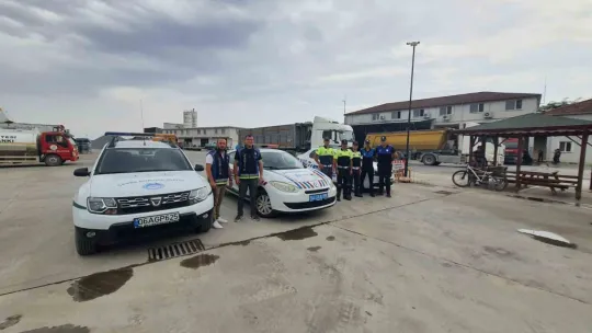 Karasu'dan İstanbul'a kaçak deniz kumu taşırken yakalandılar