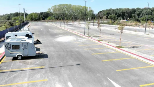 Karavan tutkunları için 210 araçlık modern park alanı