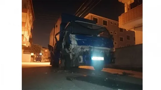 Kargo aracı Kocaeli' kaza yaptı: 2 yaralı!