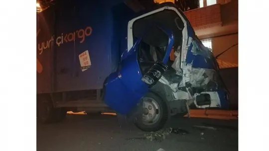Kargo aracı Kocaeli' kaza yaptı: 2 yaralı!