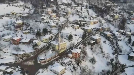 Köylerde hayranlık uyandıran kış güzelliği
