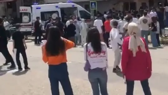 Okul önünde arkadaşı tarafından tabanca ile vuruldu
