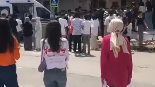 Okul önünde arkadaşı tarafından tabanca ile vuruldu