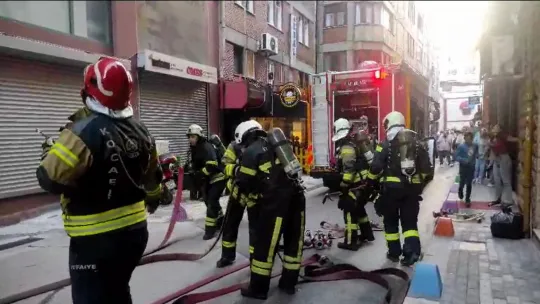 Kocaeli'de 7 katlı binada yangın çıktı