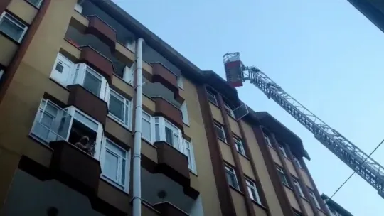 Kocaeli'de 7 katlı binada yangın çıktı