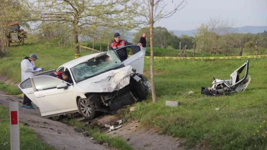 Karşı şeride geçen otomobil dehşet saçtı: 2 ölü, 1 ağır yaralı