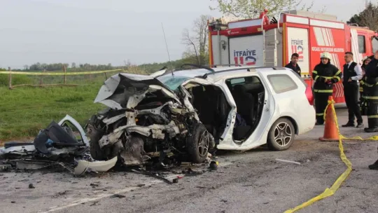 Karşı şeride geçen otomobil dehşet saçtı: 2 ölü, 1 ağır yaralı