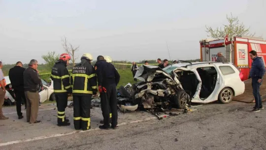 Karşı şeride geçen otomobil dehşet saçtı: 2 ölü, 1 ağır yaralı