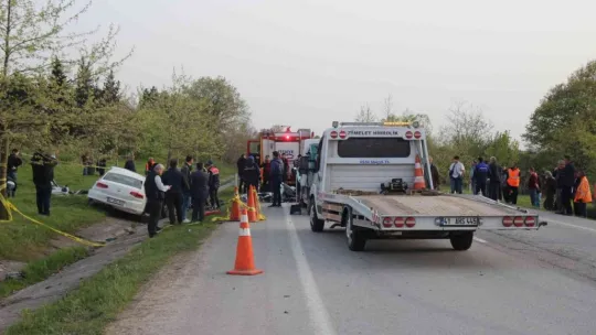 Karşı şeride geçen otomobil dehşet saçtı: 2 ölü, 1 ağır yaralı