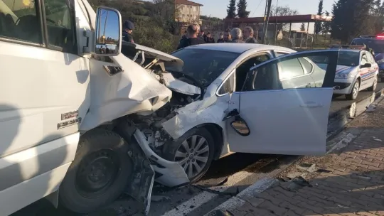 Karşı şeride geçen otomobil işçi servisine ok gibi saplandı: 6 yaralı