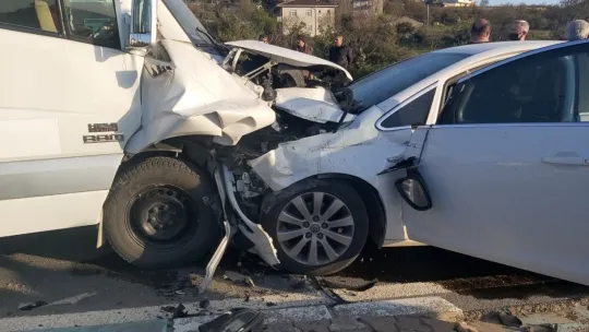 Karşı şeride geçen otomobil işçi servisine ok gibi saplandı: 6 yaralı