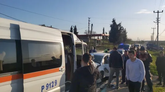 Karşı şeride geçen otomobil işçi servisine ok gibi saplandı: 6 yaralı