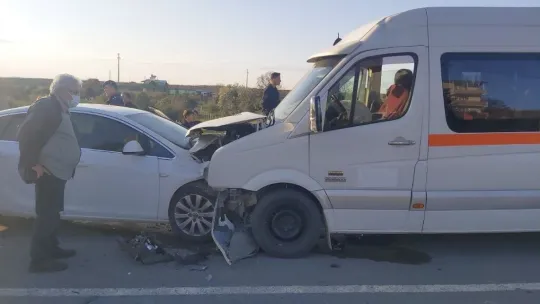 Karşı şeride geçen otomobil işçi servisine ok gibi saplandı: 6 yaralı
