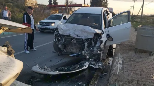 Karşı şeride geçen otomobil işçi servisine ok gibi saplandı: 6 yaralı