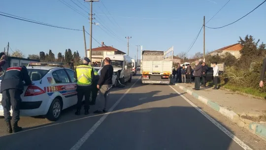 Karşı şeride geçen otomobil işçi servisine ok gibi saplandı: 6 yaralı