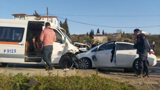Karşı şeride geçen otomobil işçi servisine ok gibi saplandı: 6 yaralı