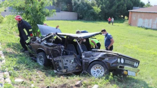 Karşı şeride uçan otomobilde can pazarı