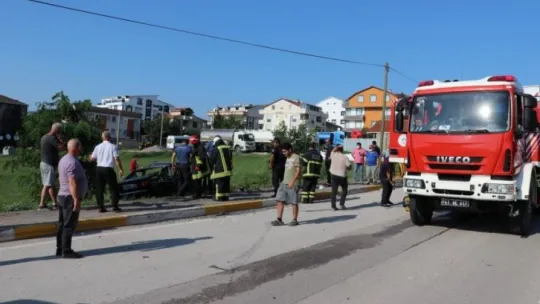 Karşı şeride uçan otomobilde can pazarı