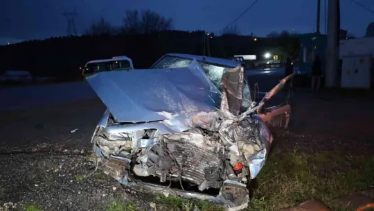 Karşı şeritten gelen tıra çarptı, kaza anı kamerada
