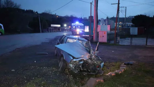 Karşı şeritten gelen tıra çarptı, kaza anı kamerada