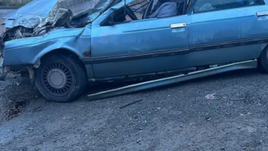 Karşı şeritten gelen tıra çarptı, kaza anı kamerada