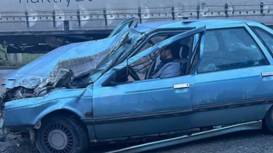 Karşı şeritten gelen tıra çarptı, kaza anı kamerada