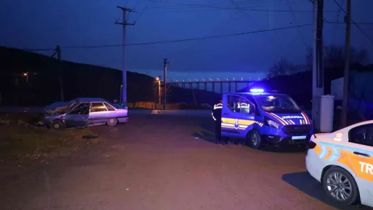 Karşı şeritten gelen tıra çarptı, kaza anı kamerada