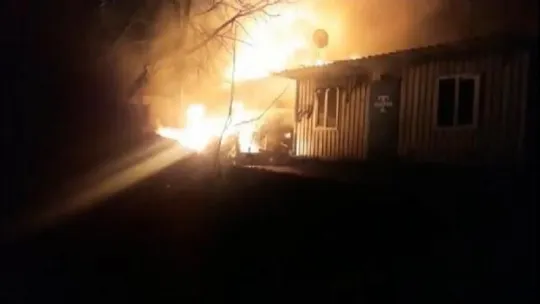 Kartepe'de bahçeye dökülen soba külleri evi yaktı