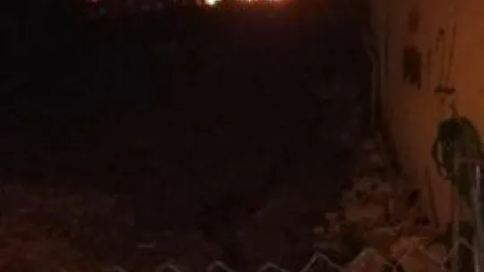 Kartepe'de bahçeye dökülen soba külleri evi yaktı