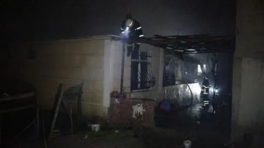 Kartepe'de bahçeye dökülen soba külleri evi yaktı