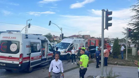 Kartepe'de iki otomobil çarpıştı: 3 yaralı