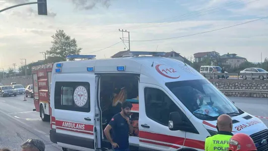 Kartepe'de iki otomobil çarpıştı: 3 yaralı