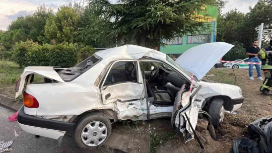 Kartepe'de iki otomobil çarpıştı: 3 yaralı