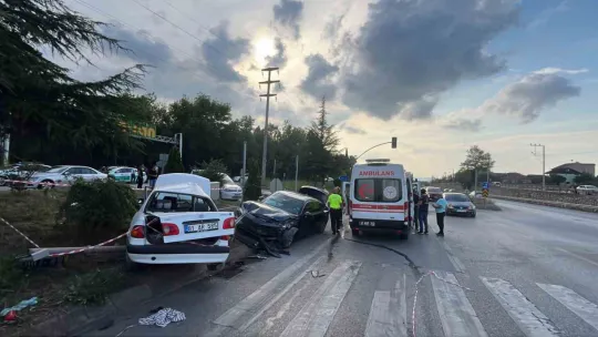 Kartepe'de iki otomobil çarpıştı: 3 yaralı