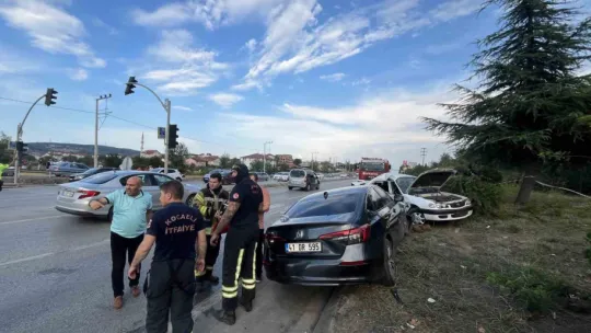 Kartepe'de iki otomobil çarpıştı: 3 yaralı