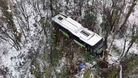 Kartepe'nin zirvesinden inerken otobüs şarampole uçtu: 22 yaralı