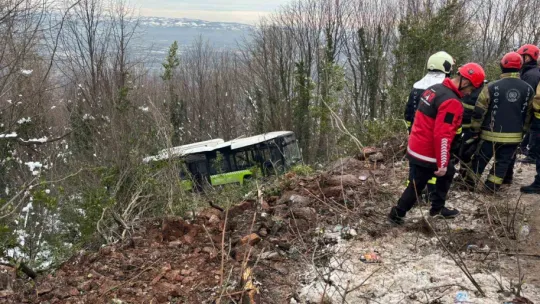 Kartepe'nin zirvesinden inerken otobüs şarampole uçtu: 22 yaralı