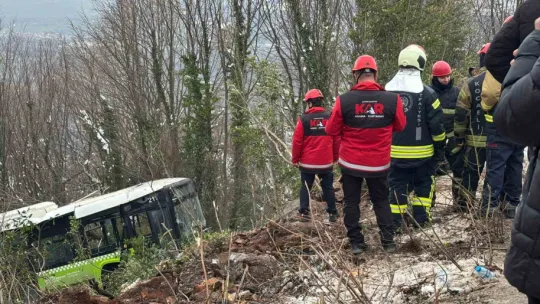 Kartepe'nin zirvesinden inerken otobüs şarampole uçtu: 22 yaralı