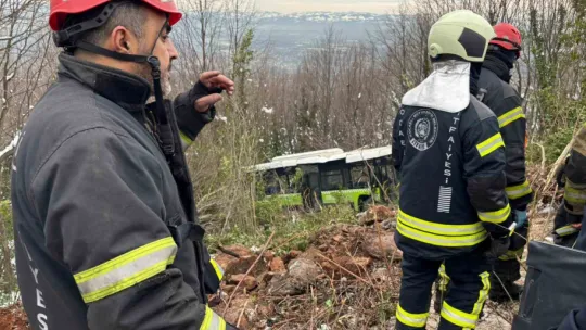 Kartepe'nin zirvesinden inerken otobüs şarampole uçtu: 22 yaralı
