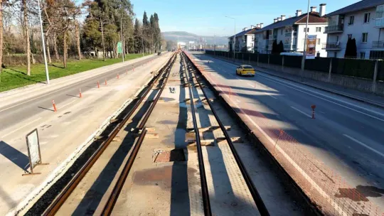 Kartepe Tramvay Hattı'nda raylar kaynak ile birleşiyor