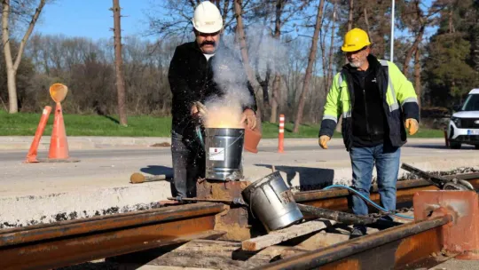 Kartepe Tramvay Hattı'nda raylar kaynak ile birleşiyor