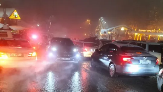 Kayakseverler Kartepe'de uzun araç kuyrukları oluşturdu